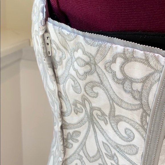 Stunning silver and white bustier - Picture 6 of 8